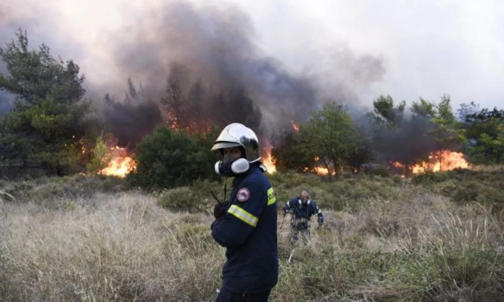Συναγερμός στην Πυροσβεστική: Φωτιά τώρα στον Κάλαμο